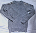 Grauer kalter Schulterpullover mit Kunstperle, Metall, Glasdetail, Gr. S/M?(Kein Etikett)