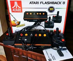 Atari Flashback 8 Konsolenpaket mit 105 Spielen und 2 Controller - Schwarz