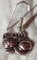 Katze Charm Ohrringe. Silberfarbenes Metall. Hakenbefestigung. 1,5 cm x 1 cm