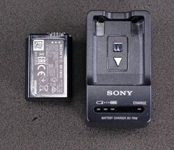 Batterieladegerät Sony BC TRW für NP FW 50 mit Original Akku