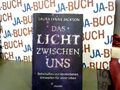 Das Licht zwischen uns : Botschaften von Verstorbenen, Antworten für unser Leben