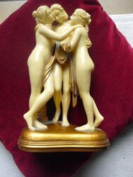 Statue "Drei Grazien/Das Geheimnis"/ auf goldf. Sockel / 23 cm / Gew. 1,13 KG