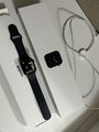 Apple Watch Series 5 40mm Space Grau Aluminiumgehäuse mit Schwarz Sportarmband -