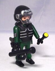 PLAYMOBIL Polizist mit Ramme Taschen-Lampe und Pistole Gasmaske und Helm #9