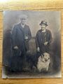 Vintage Portrait Foto älteres Ehepaar mit Hund gedruckt auf dünnem Karton