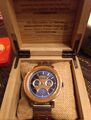 Holzkern CALEDONIA Herren Armbanduhr Walnuss & Walnuss Blau Quarz Ø 43 mm + Etui