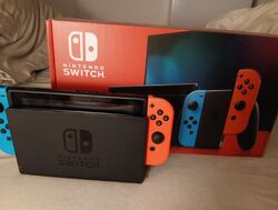 Nintendo Switch 2022 Edition 32GB Spielkonsole - Neon-Rot/Neon-Blau (10010738)