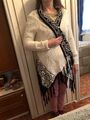 Strickjacke Poncho mit Fransen weich und warm beige gemustert