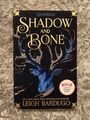 Shadow and Bone 1 von Leigh Bardugo (2018, Taschenbuch)