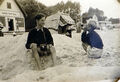 1955 Ostsee Kinder am Strand vor der Schießhalle auf der Insel T....? Foto