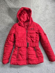 Winterjacke von GUESS S fällt größer aus