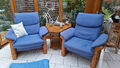 2 Rattan-Sessel mit Hocker, Hochlehner, Bezug blau, manuell verstellbar, benutzt