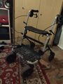 Gehhilfe Invacare P452E/3 Banjo Rollator mit Korb, Tablett und Stockhalter 