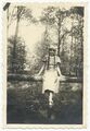 Mädchen im Sommerkleid im Wald - Altes Foto 1930er