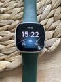 Fit bit Versa 3 Smartwatch + GPS + 3 neue Armbänder soft gold Ladekabel OVP