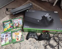 Microsoft Xbox One X 1TB Spielekonsole - Schwarz mit Controllern und Spielen 