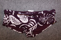 BIKINI UNTERTEIL PANTY  GRÖSSE 44 LILA WEISS BLUMEN MIT ZIERGÜRTEL VON RODEO