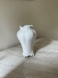 Vase Tettau Model Daphne 1893 weiss / 4 Füße mit Blattmotiv um 1960 / Porzellan,