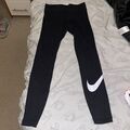 Nike Damen Sportswear Essential Mid-Rise Swoosh Leggings Größe XS