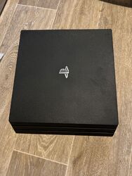 Sony PlayStation 4 Pro 1TB Heimkonsole - Schwarz mit Controller