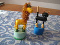 2 Holz - Drückfiguren : Katze und Giraffe