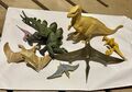 Dinosaurier Spielfiguren, markenlos, von einem Kind bespielt 