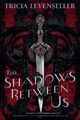 The Shadows Between Us | Tricia Levenseller | Englisch | Buch | With dust jacket