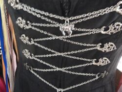 Miederkette, Dirndlkette , Farbe Silber, 1,6 m lang mit Pferdchenanhänger