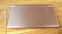 Nintendo DS Lite Konsole, Farbe nach Wahl, mit USB-Ladekabel, Stift