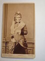 Potsdam - in Kulisse stehende Frau im Reifrock mit Tuch - Portrait / CDV