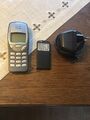 Nokia 3210 mit Ladekabel