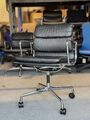 Original Vitra Eames EA208 schwarz Leder Chrom Bürostuhl mit Rollen