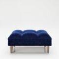 PLAYBOY - Ottoman "SCARLETT" gepolsterte Fussablage passend zum Sofa, Samtstoff in Blau mit Massivholzfüsse, Retro-Design
