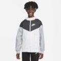 Nike Sportswear Windrunner lockere, hüftlange Jacke mit Kapuze für ältere Kinder (Jungen) - Weiß