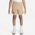 Nike Sportswear Create Your Own Adventure French-Terry-Shorts mit Grafik für kleine Kinder - Braun