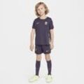 England 2024/25 Stadium Away dreiteiliges Nike Replika Fußballtrikot-Set (jüngere Kinder) - Lila