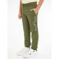 Sweathose TOMMY HILFIGER "ESSENTIAL SWEATPANTS", Jungen, Gr. 14 (164), N-Gr, grün (utility olive), Sweatware, Obermaterial: 100% Baumwolle, unifarben, casual, regular fit, Hosen, Kinder bis 16 Jahre mit gestickter Logoflagge