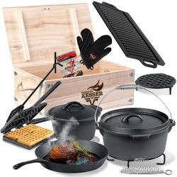 KESSER® Dutch Oven Set in Holzkiste mit Dutch Oven Mit viel Zubehör - Gusseisen - bereits eingebrannt mit Kochtopf Grillplatte Pfanne Deckelheber Inkl. Rezeptbuch Handschuhe