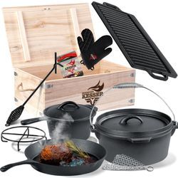 KESSER® Dutch Oven Set in Holzkiste mit Dutch Oven Mit viel Zubehör - Gusseisen - bereits eingebrannt mit Kochtopf Grillplatte Pfanne Deckelheber Inkl. Rezeptbuch Handschuhe