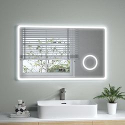 Badezimmerspiegel mit Beleuchtung led Badspiegel Wandspiegel 100 x 60 cm,Touch-Schalter,Uhr,3 Lichtfarbe,3-Fach Vergrößerung - S'afielina