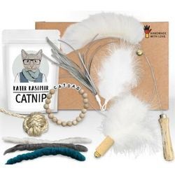 Kater Kasimir "CATDAD" Deluxe Set mit 9 beliebten Katzenspielzeugen aus Naturmaterial und handgemachtem Armband