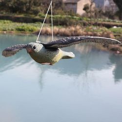 Ein wirksames Vogelschutzmittel – ein Falke im Flug